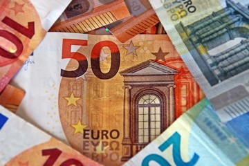 Fondo colorido de billetes de euros.
