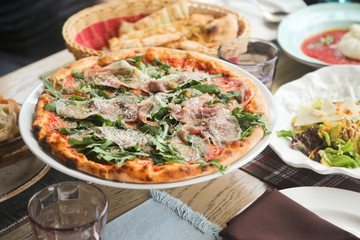 Delicious prosciutto pizza