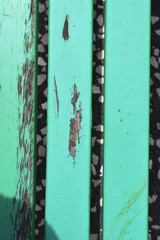 Banco de tablas verdes.