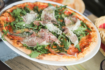 Delicious prosciutto pizza
