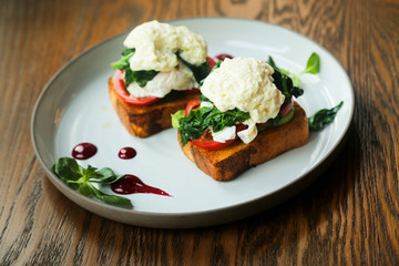 Benedict eggs with tomato and spinach