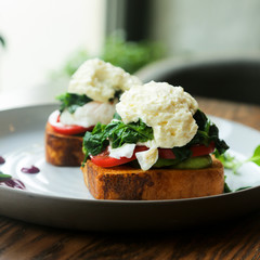 Benedict eggs with tomato and spinach