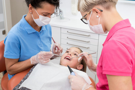 Zahnkontrolle bei einem Kind in der Zahnarztpraxis