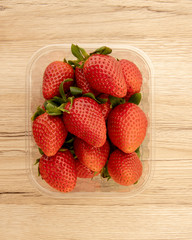 Erdberren in Verkaufsverpackung aus Plastik