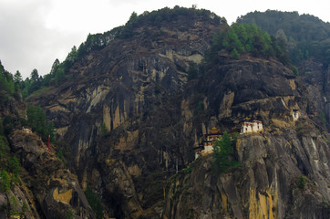Fototapeta na wymiar 絶壁に造られたタクツァン僧院