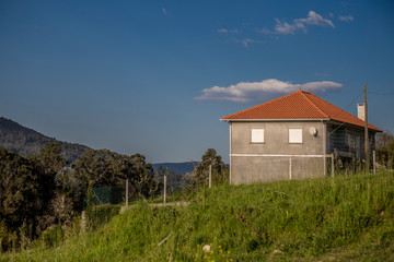 Fototapeta na wymiar Habitação de Aldeia a norte de Portugal. Casa de apoio a agricultura.