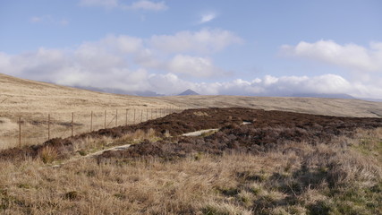 Frühlingslandschaft mit Bergen und Tälern auf der Insel Arran, Schottland