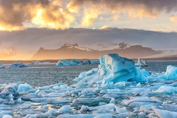 Deurstickers Iceland, Jokulsarlon lagoon, Beautiful cold landscape picture of icelandic glacier lagoon bay, © martinhosmat083