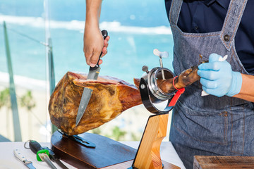 Man cutting ham