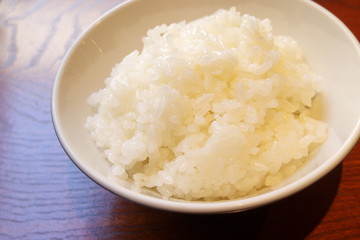 ご飯 - Steamed rice in the bowl on the table