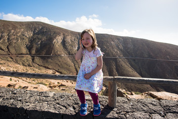 Naklejka premium Little girl calling in mountains
