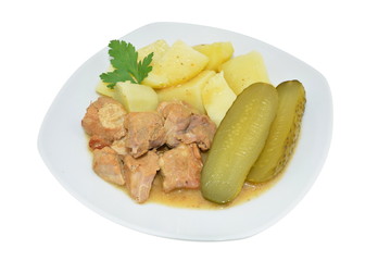 mięso wieprzowe z sosem, ziemniakami i ogórkiem kiszonym