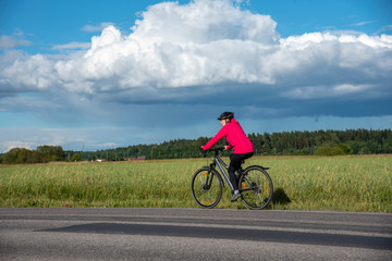 Obraz premium Woman bicycling