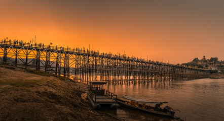 Obraz premium Panorama, Auttamanusorn Wooden Bridge (Mon bridge) is the longest wooden bridge in Thailand, Sagklaburi Kanchanaburi, Unseen in Thailand.