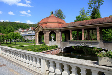 Überdachter Wandelgang im Kurpark Bad Brückenau