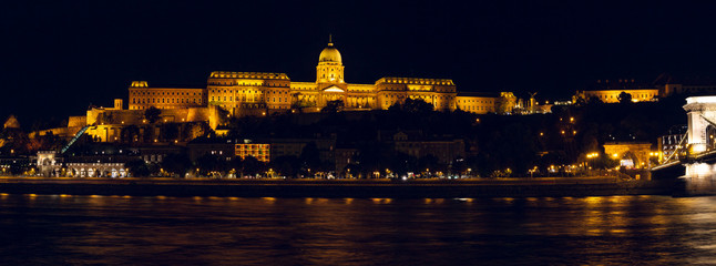 Budapeszt - nocny krajobraz. Rozświetlony zamek i most na rzece Dunaj.