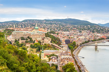 Fototapeta na wymiar Budapeszt krajobraz miasta z widocznym zamkiem i rzeka Dunaj i wzgórzami na horyzoncie.