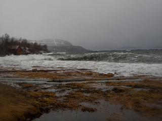 sturm in norwegen mit grossen wellen