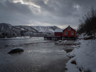 rotefischerhütte am meer in norwegen