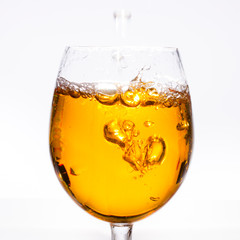 Weinglas, gefuellt mit wein