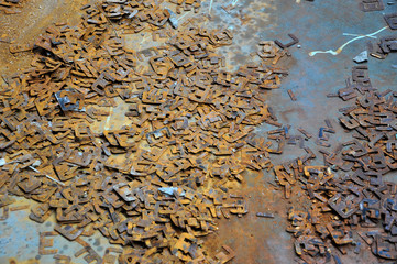 Sol recouvert de lettres en feraille rouillées - urbex - texture