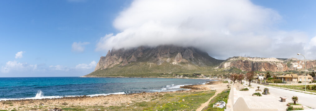 Le Monte Cofano depuis la baie de Cornino, Sicile, Italie