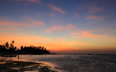Fototapeta na wymiar nice evening sky over ocean shore