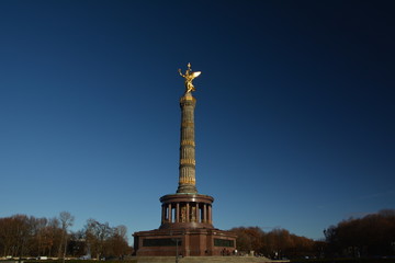 Fototapeta premium Victory Column, Siegessäule in Great Tiergarten in Berlin ) in beautiful golden light from November 28, 2016, Germany