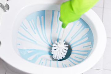cleaning toilet bowl