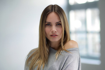 Hübsche blonde Frau mit sinnlichem Blick