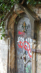 Alte Tür mit Graffiti