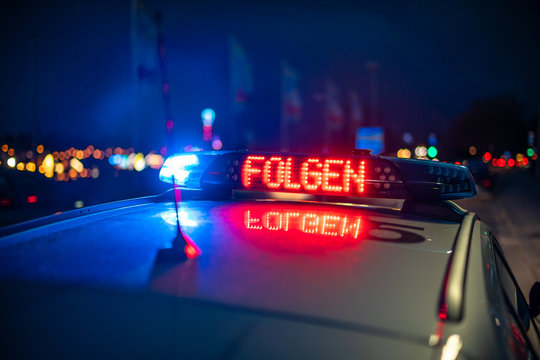 Blaulicht Polizei Notfall Alarm Licht, Sirene freigestellt auf weißem  Hintergrund Stock Photo