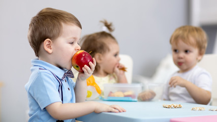 Obraz na płótnie Canvas Group of kids having lunch during break