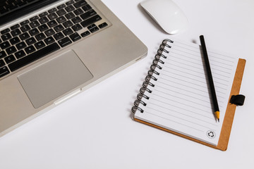 Mesa de trabalho e estudos