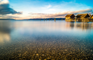 Das Pfahlbautenmuseum am Bodensee mit blauen Himmel