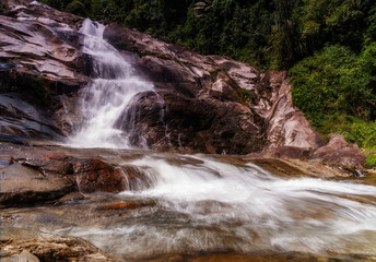 Naklejka premium Water fall with sunlight and beautiful view nature