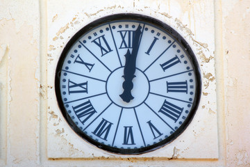 Fototapeta na wymiar Reloj en la pared de un edificio