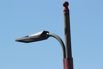 Vista de una farola en el horizonte