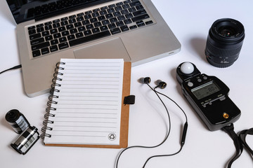 Mesa de fotografo com fotometro e caderno