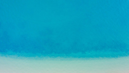 Fototapeta na wymiar Shade emerald blue water and wave foam on tropical sea