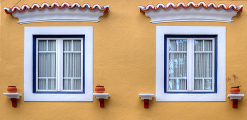 Fototapeta na wymiar Fenêtres traditionnelles portugaises surmontées de tuiles à Sardoal, Ribatejo, Portugal