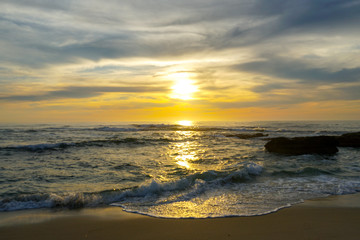 Obraz premium Beautiful colorful sunset over the sea, clouded sky on twilight time and reflection on the sea. in La Jolla, San Diego, California, USA