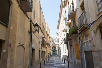 Fototapeta na wymiar Reus. A narrow street in the historic center of the city