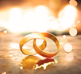 Bodegón de anillos de bodas de oro. Fondo romántico de joyas y matrimonio.