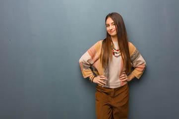 Obraz premium Young hippie woman with hands on hips