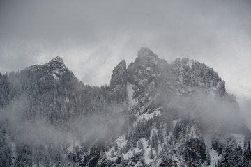 Berg mit Schnee in den Wolken