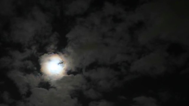Full moon in night sky - 4k time lapse