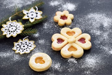 Obraz na płótnie Canvas Linzer cookies of two colors with handmade crocheted decoration
