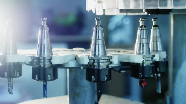 Automatic change of milling heads in modern CNC machining center