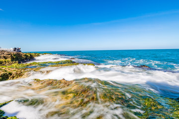 Strand mit Wellen